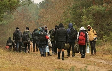 Белорусские силовики конвоировали нелегалов в прежний лагерь на границе