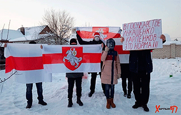 Солигорские партизаны вывесили на мосту большой национальный флаг