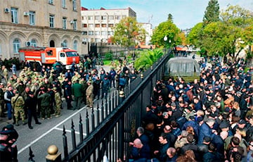 Протестующие снесли забор у здания парламента Абхазии