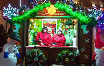 Сегодня в Минске зажгли новогодние елки