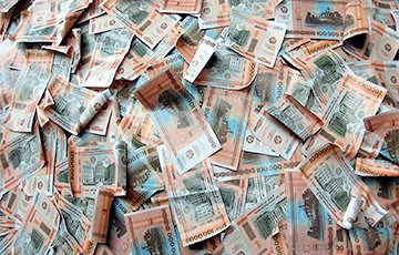 Белорусы продолжают забирать деньги из банков
