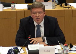 Штефан Фюле: ЕС должен открыть каналы прямой помощи НГО, СМИ и простым гражданам Беларуси