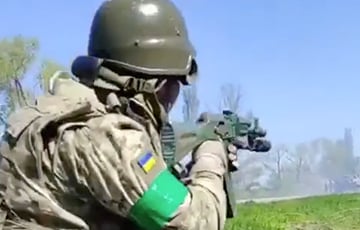 Украинский танк и мотопехота выстрел за выстрелом уничтожают технику оккупантов: сильное видео