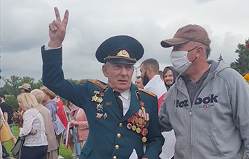 Полковник поменял флаг СССР на бело-красно-белый и сорвал бурю оваций на Марше единства