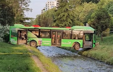 В Албании автобус застрял между двух берегов реки