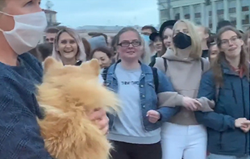 Белорусы cкандируют «Собачку» на площади Независимости