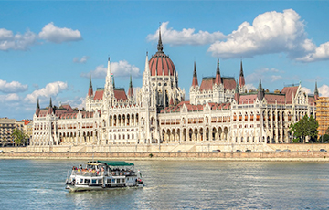 Скандал в парламенте Венгрии: депутаты сцепились во время выступления Орбана