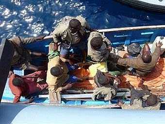 Сомалийские пираты захватили контейнеровоз с американским экипажем
