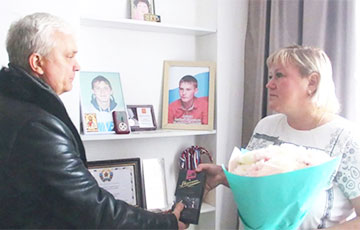 В Московии мать убитого оккупанта наградили коробкой конфет «Марсианка»