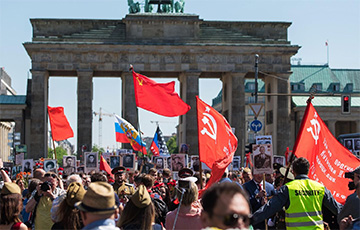 В Берлине запретили московитский и советский флаги на 9 мая