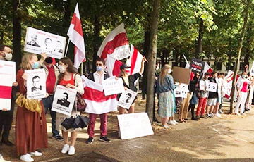 «Держись, Беларусь!»: впечатляющие кадры солидарности из Парижа