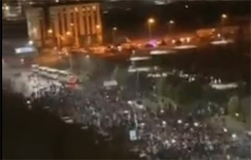 Тысячи протестующих на улицах Алматы требуют отставки правительства