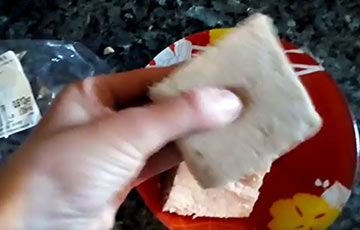 Видеофакт: Жительница Лиды нашла в пакете с рыбой замороженную губку