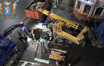 В центре Витебска на перекрестке образовалась огромная яма