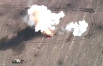 Московитский танк взорвался от прямого попадания украинской артиллерии под Изюмом