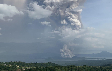 Фотофакт: Вулкан на Филиппинах выпустил столб пепла высотой 1 километр