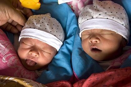 Объяснено рождение аномального числа близнецов в США