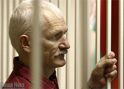 64 организации призывают Минск немедленно освободить Беляцкого