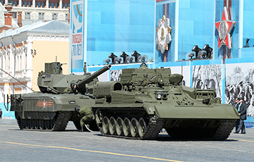 Даже до фронта не доезжает: военный эксперт высмеял московитский танк «Армата»