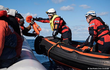 Мигранты в Средиземном море захватили спасший их танкер