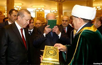 Лукашенко: Поцеловал Коран, потому что Эрдоган поцеловал
