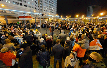 Сотни минчан пришли на дворовый концерт группы Nizkiz