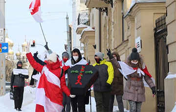 В Вильнюсе к посольству Беларуси принесли гроб диктатуры