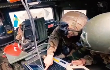 Солдаты ВСУ показали видео работы украинских дронов-камикадзе по позициям врага