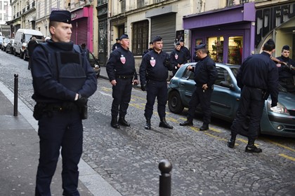 У напавшего на полицию в Париже нашли картинку с флагом ИГ
