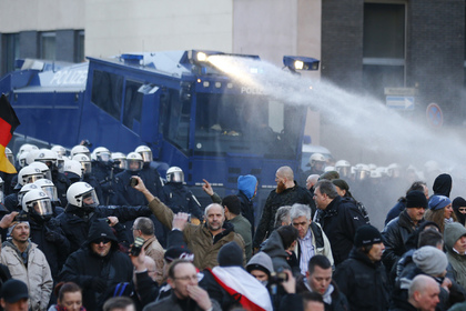 Полиция Кельна водометами разогнала участников митинга против исламизации