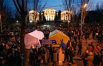 В Ереване устанавливают палатки возле парламента