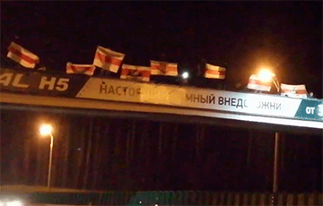Жители Ангарской устроили акцию с флагами на мосту