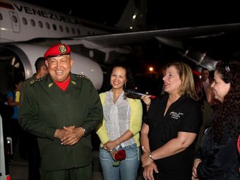 Чавес вернулся на родину после очередного курса химиотерапии