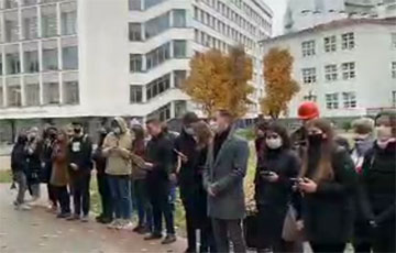 Студенты БГУ поют «Муры» в поддержку бастующих и протестующих