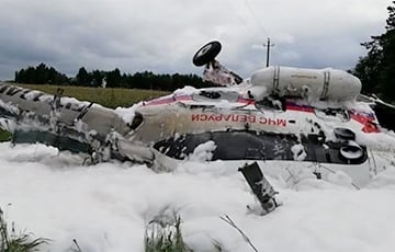 Появились фото вертолета МЧС после аварийной посадки возле Лунинца