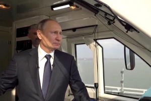 Путин открыл движение поездов по Крымскому в кабине машиниста