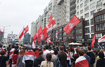 По проспекту Дзержинского на Марш новой Беларуси идет пятитысячная колонна