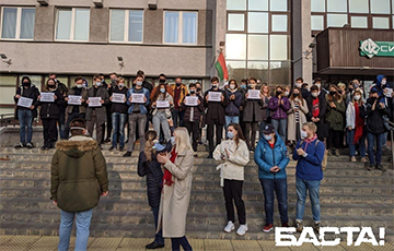 Студенты БГУИР выстроились в цепь солидарности возле вуза