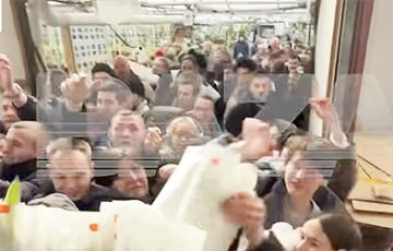 Жители Москвы устроили штурм теплиц с тюльпанами