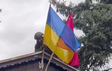 В освобожденной Русской Лозовой установили флаг Украины