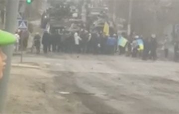 В Луганской области люди с украинскими флагами в руках заблокировали колонну оккупантов