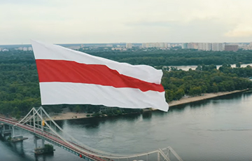 Над Киевом подняли огромный бело-красно-белый флаг