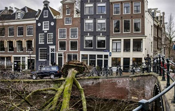 Бельгию и Нидерланды накрыл мощный шторм