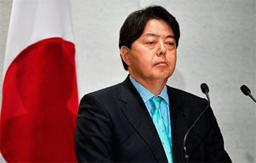 Глава МИД Японии забрал из Польши 20 украинских беженцев