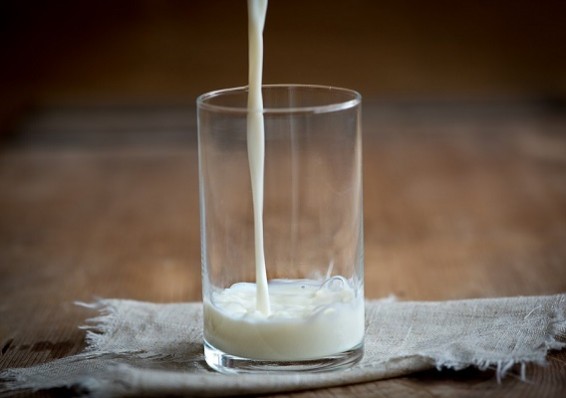 Диетологи приравняли молоко к пальмовому маслу