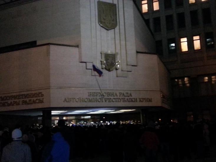Над зданием парламента Крыма подняли флаг России