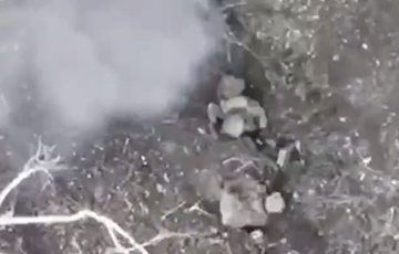 Боевой дрон уничтожает двух оккупантов, которые сопротивлялись бойцам ВСУ