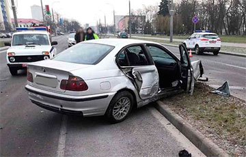 Фотофакт: В Бресте BMW снес 11 пролетов ограждения и 4 дорожных знака
