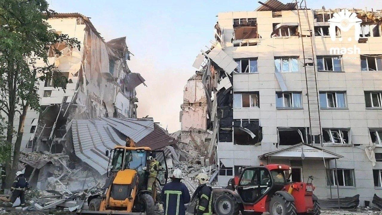 Удар по колледжу в Старобельске: 4 человека погибли и десятки под завалами