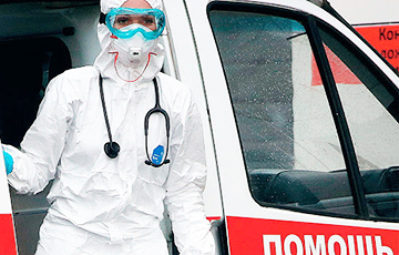 Видеофакт: медики забирают в капсуле жителя Могилева